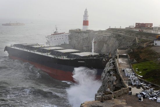 组图：货轮在直布罗陀海峡触礁后被成功援救