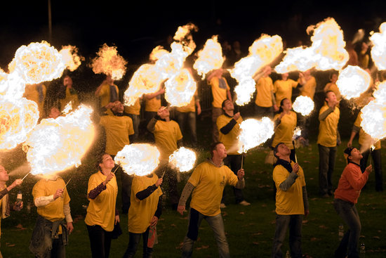 组图：荷兰举行集体喷火活动破世界纪录