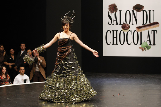 组图：法国艺术家展示用巧克力修饰的服装