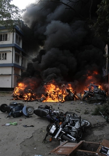 印度连环爆炸造成50人死亡百余人受伤(组图)