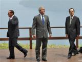 图文：意美日三国首脑准备照G8全家福