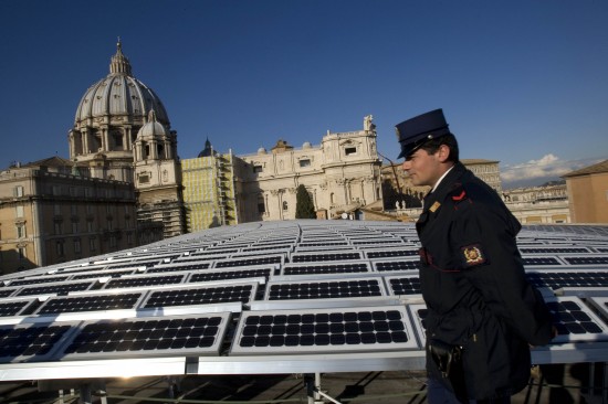 图文:警察走过大教堂外的太阳能电池
