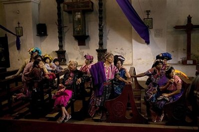 图文:妇女在教堂里等待耶稣复活节的到来