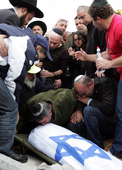 图文:以色列人的亲属在其葬礼上哭泣
