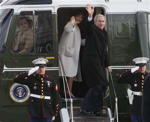 组图：布什夫妇乘坐直升机离开国会山