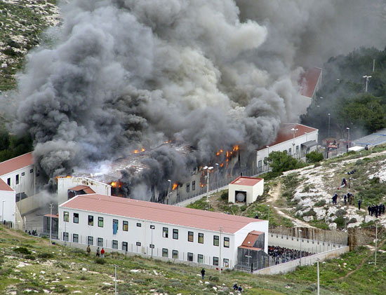 组图：意大利南部被拘留非法移民焚烧收容中心