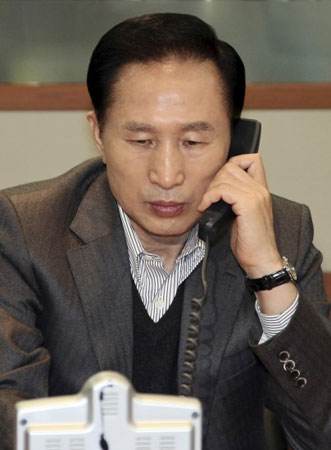 图文:韩国总统李明博通过电话听取汇报