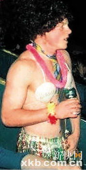 英国哈里王子穿胸罩照片曝光被疑有变装癖(图)