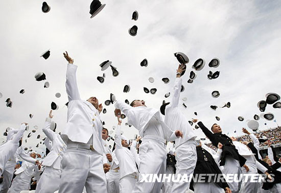 组图:美海军军官学校学员毕业典礼上抛帽庆祝