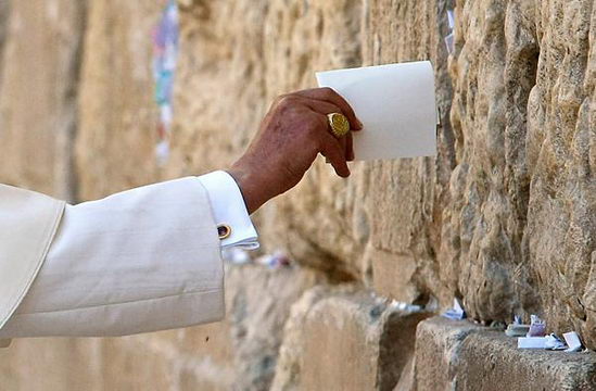 图文:教皇将纸片放进耶路撒冷哭墙墙缝中