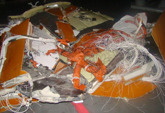 图文:巴西海军打捞出法航失事飞机残骸