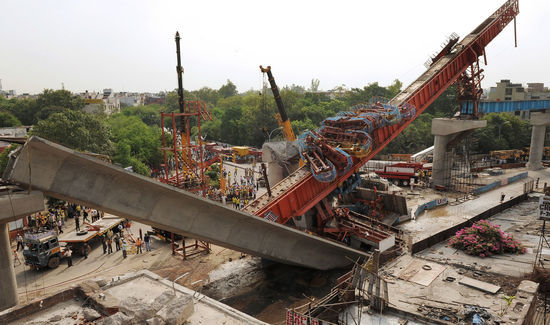 印度在建地铁高架桥坍塌5人死亡(组图)