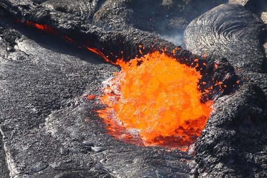 图文:快要凝固的火山口熔岩