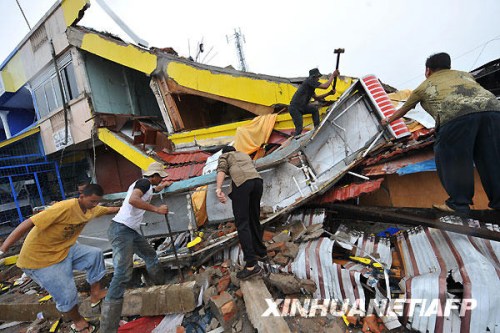印尼地震灾区伤亡惨重 救援工作紧张进行(组图