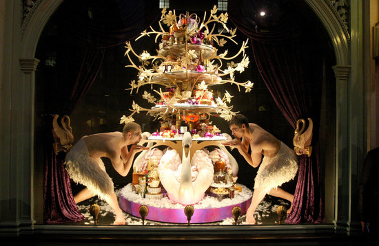 组图:英国芭蕾舞者在奢侈品店橱窗进行表演