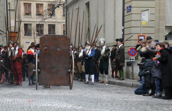 在瑞士日内瓦,古装长矛队,火枪队在登城节上表演巷战场景.