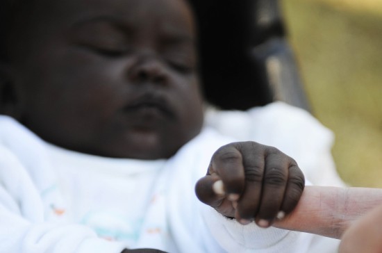 图文:海地4个月大孤儿睡觉时握着大人手指