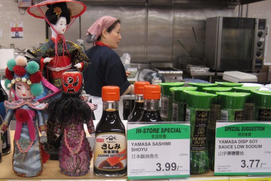 图文:多伦多一家超市部分日本商品以特价销售