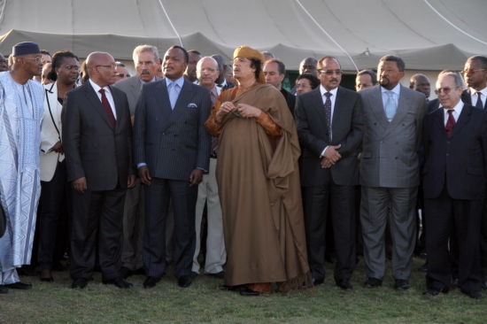 4月10日，在利比亚首都的黎波里，卡扎菲和非盟关于利比亚问题的专门委员会成员合影。新华社发