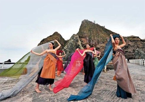 韩模特在日韩争议岛屿独岛举办韩服时装秀(图