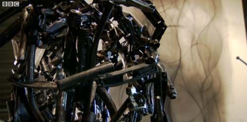 美艺术家用洛杉矶警局回收枪支创作的艺术品(视频截图)