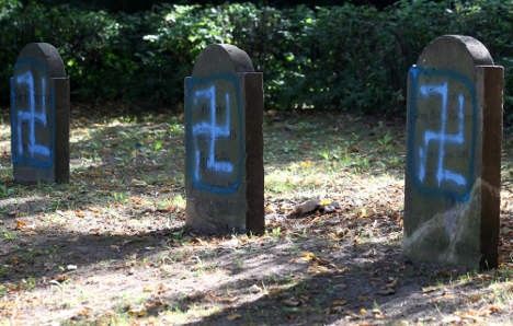 德国北部犹太人墓碑被喷上纳粹标志(图)