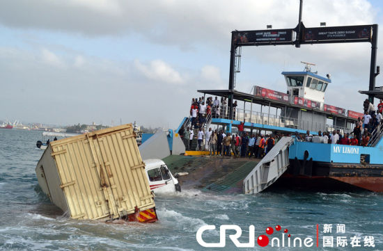 肯尼亚卡车撞上轮渡造成至少11人死亡(组图)|肯尼亚|卡车|轮渡_新浪新闻