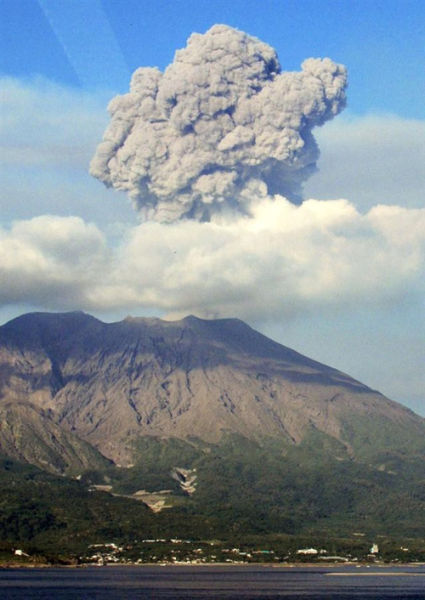 日本鹿儿岛县樱岛火山喷发 喷烟达3400米(图)