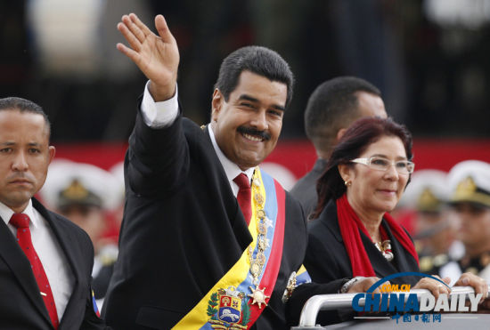委内瑞拉总统宣布完婚 新娘年长其近10岁(组图