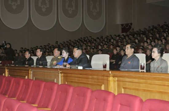 金正恩携夫人观看朝鲜人民军舞蹈演出(图)