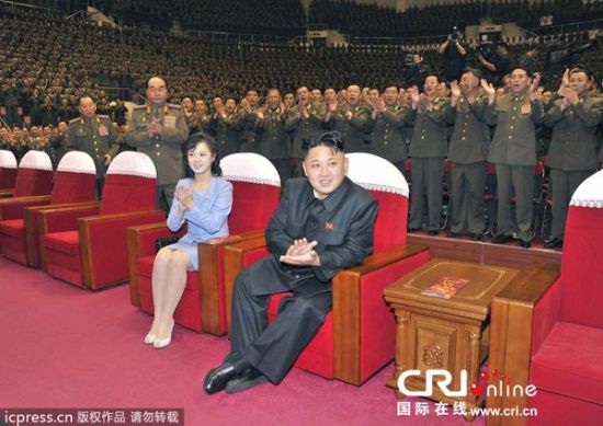 金正恩携夫人观看朝鲜人民军舞蹈演出(图)