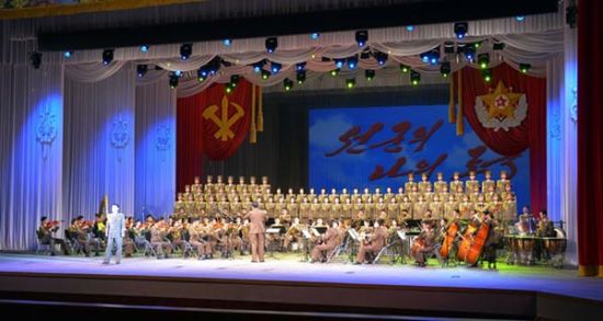 金正恩携夫人观看朝鲜人民军舞蹈演出(图)