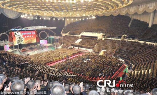 金正恩携夫人观看朝鲜人民军舞蹈演出(图)