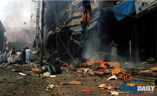 目击者讲述巴集市爆炸恐怖现场塔利班否认涉案图1中文国际