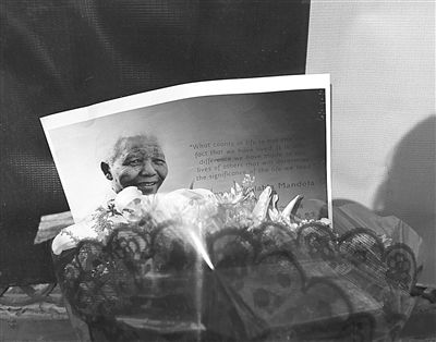 南非驻华使馆吊唁的鲜花。新京报记者 韩萌 摄