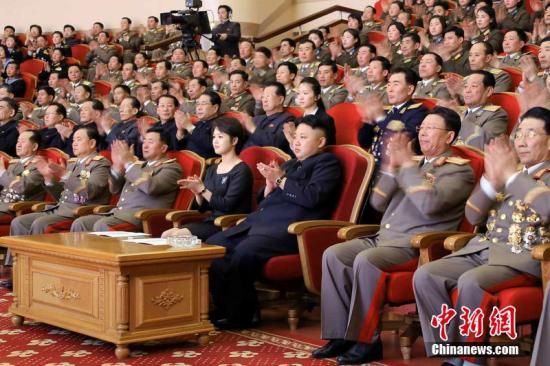 �ݳ�����18�ձ������ڼ�����ѹ�����쵼�˽����յ����ġ������ǽڡ��ڼ䣬������Я������ѩ��һ�����࣬�ۿ��˹�ѫ���Һϳ��ŵ��ݳ���ͼƬ��Դ������IC ��Ȩ��Ʒ ����ת��