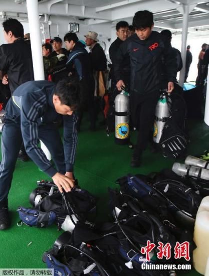 　　当地时间2014年4月19日，韩国珍岛，救援人员准备潜入水中，进入沉没“岁月”号客轮船体进行救援。