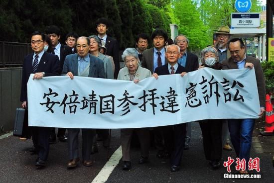 日本数百民众起诉安倍参拜靖国神社违宪(图)