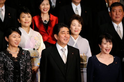 安倍推崇女性经济学 5名巾帼入日本内阁(图)