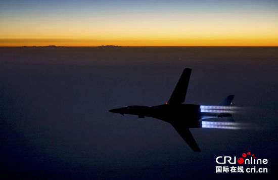 当地时间2014年9月17日，美国空军B-1B Lancer超音速轰炸机在空袭叙利亚境内“伊斯兰国”目标后从伊拉克北部飞过。图片来源:CFP