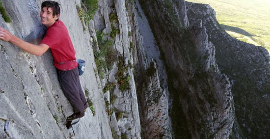美国男子仅用3小时徒手爬上762米高悬崖(图)|