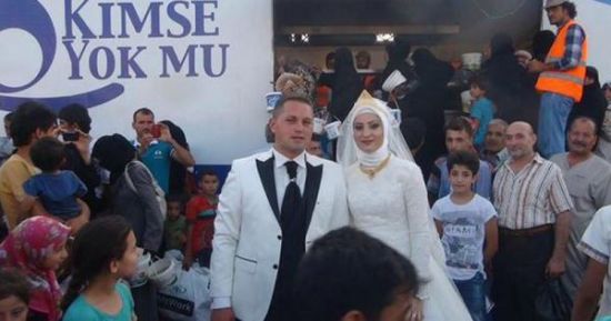 一对土耳其新人邀请4000个叙利亚难民见证他们的婚礼。