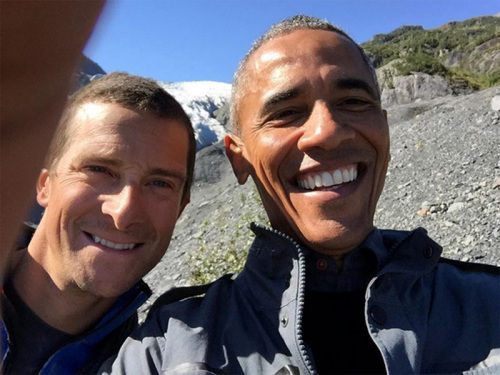 贝尔和奥巴马在荒野的巴马自拍合照。