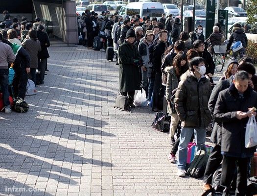 仙台市民排队等车撤离,队伍安静而有秩序. (南方周末记者 翁洹/图)