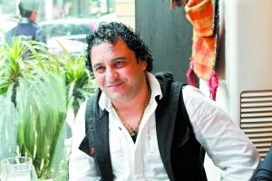 萨玛德 年龄：38岁，来自巴格达。 经历：在广州生活7年，经营一家阿拉伯餐馆。