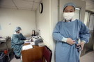 北京医护人员穿上隔离服