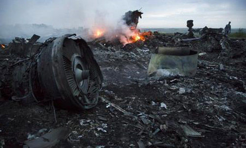 北京时间17日晚，马航MH17客机在乌克兰境内靠近俄边界被导弹击落，预计造成300多人遇难。