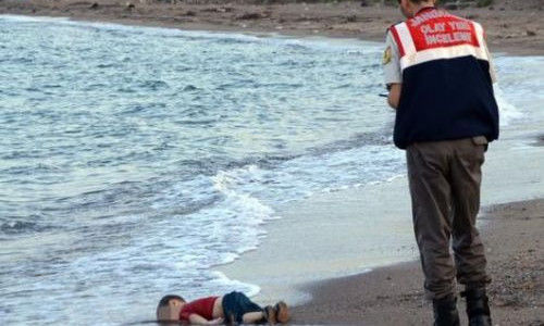三岁叙利亚幼童想离开祖国，却伏尸土耳其海滩