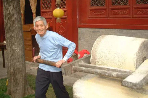 父亲不服老，80岁时见到石磨还想去推一把。