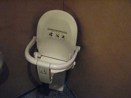 日本厕所还有给小孩专门设计的椅子